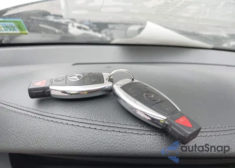 2009 Mercedes-Benz S 550 z USA, uszkodzony, nr VIN WDDNG71X49A242731